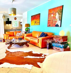 Smart TV, caminetto, libri, biblioteca musicale