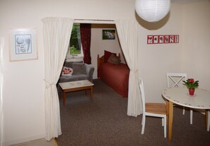 Fernseher, DVD-Player, Bücher