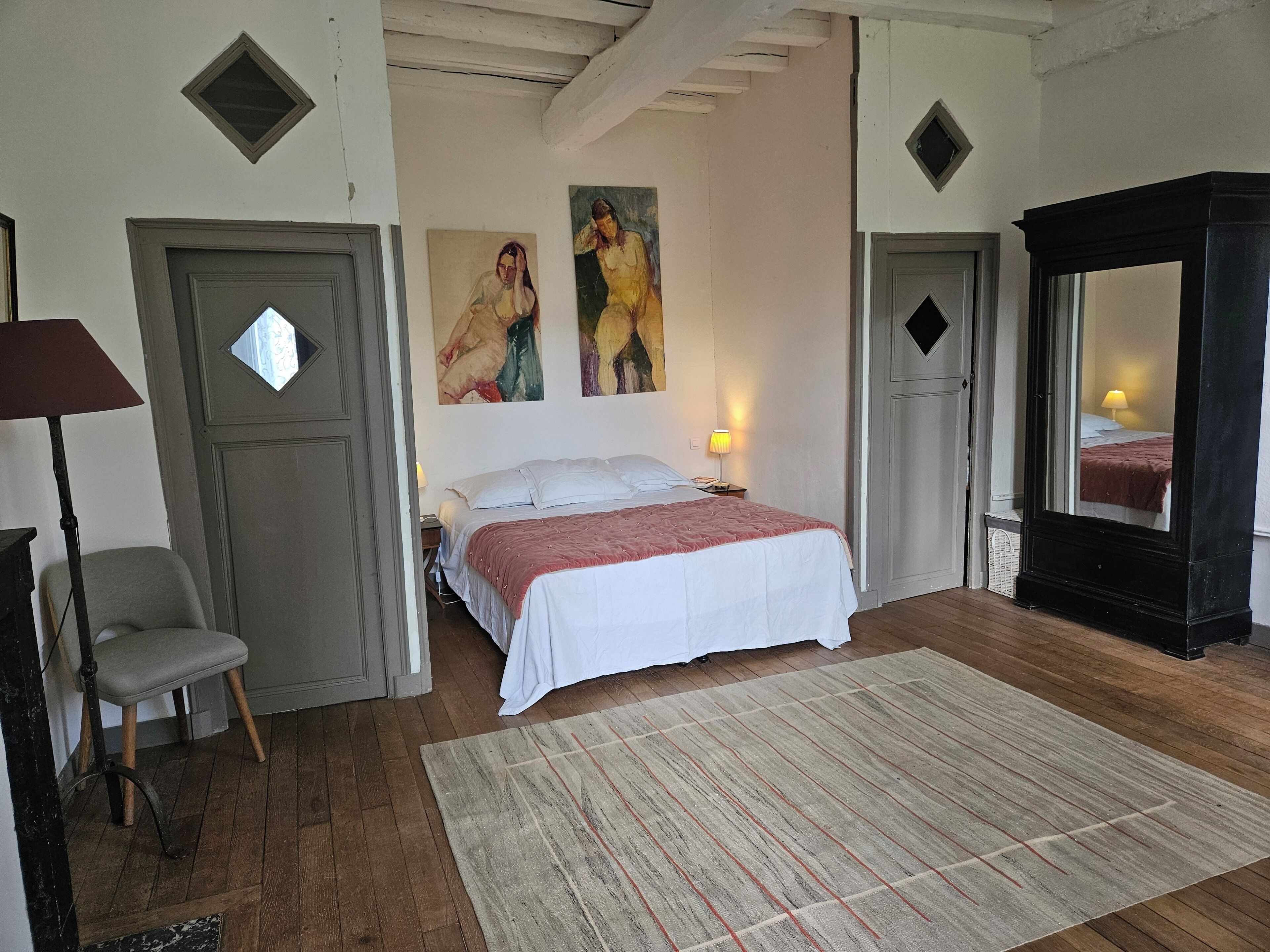 6 chambres, bureau, fer et planche à repasser, lit parapluie