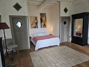 6 bedrooms, desk, iron/ironing board, travel crib -  House with character:  fenced garden, ideal for familly (Épineau-Les-Voves)