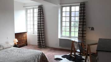 6 Schlafzimmer, Schreibtisch, Bügeleisen/Bügelbrett, Reisekinderbett