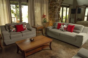 Deluxe Room, 1 King Bed, Non Smoking, Garden View | Living room