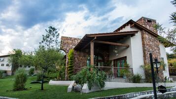 Exklusiv svit - 1 kingsize-säng med bäddsoffa - icke-rökare - utsikt mot trädgården | Utsikt från rummet