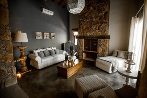 Exclusieve suite, 1 kingsize bed met slaapbank, niet-roken, uitzicht op tuin | Woonkamer | Flatscreentelevisie, een open haard, een iPod-dock en een mp3-dock