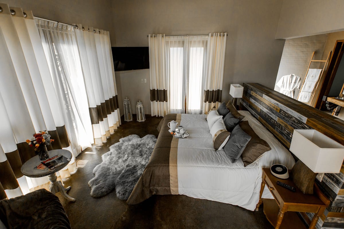 Suite exclusiva, 1 cama King size y sofá cama, para no fumadores, vista al jardín | Caja de seguridad en la habitación y cortinas blackout