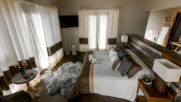 Suite exclusiva, 1 cama King size y sofá cama, para no fumadores, vista al jardín | Caja de seguridad en la habitación y cortinas blackout
