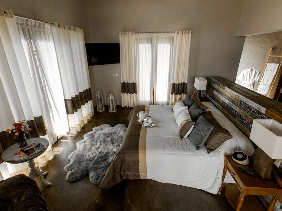 Suíte exclusiva, 1 cama King e sofá-cama, para não fumantes, vista para o jardim | Cofres nos quartos, cortinas blackout, ferros/tábuas de passar roupa