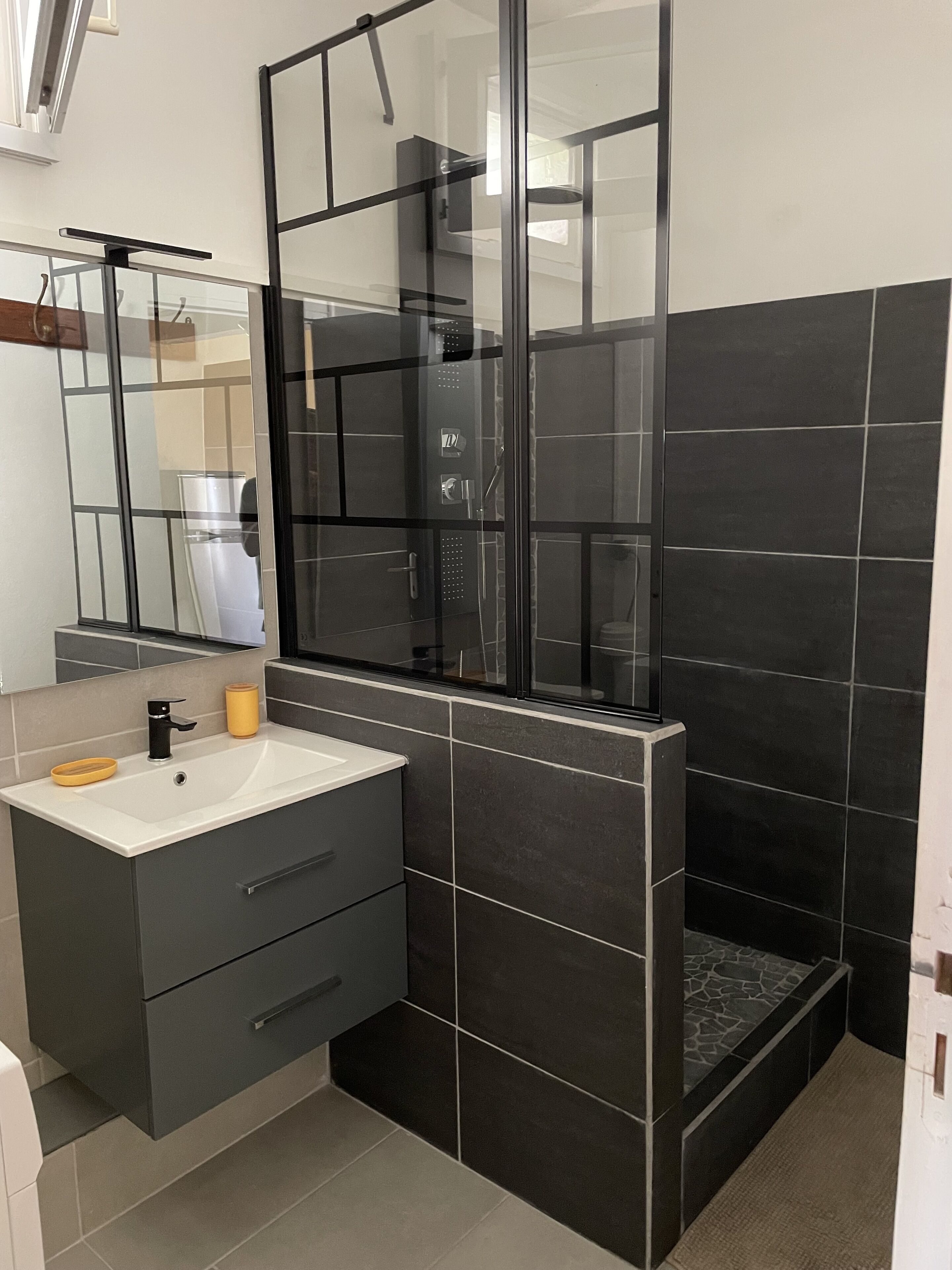 Dusche, Haartrockner, Handtücher, Toilettenpapier