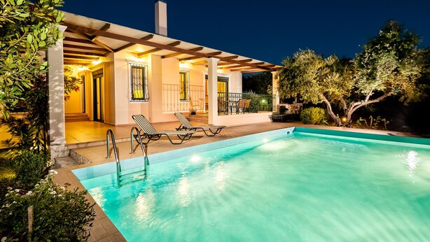 A modern house with a swimming pool, outdoor seating, and a covered patio area. - Private pool ★ Sea view ★ Wifi ★ Beach at 1km ★ 3 bedrooms (Galatas)