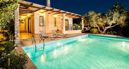 Piscine privĂ©e â
Vue sur la mer â
Wifi â
Plage Ă 1km â
3 chambres