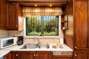 ثلاجة، ميكروويف، فرن، موقد طهي مسطح