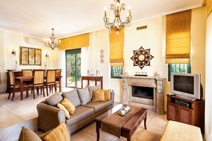 TV, fireplace - Private pool ★ Sea view ★ Wifi ★ Beach at 1km ★ 3 bedrooms (Galatas)