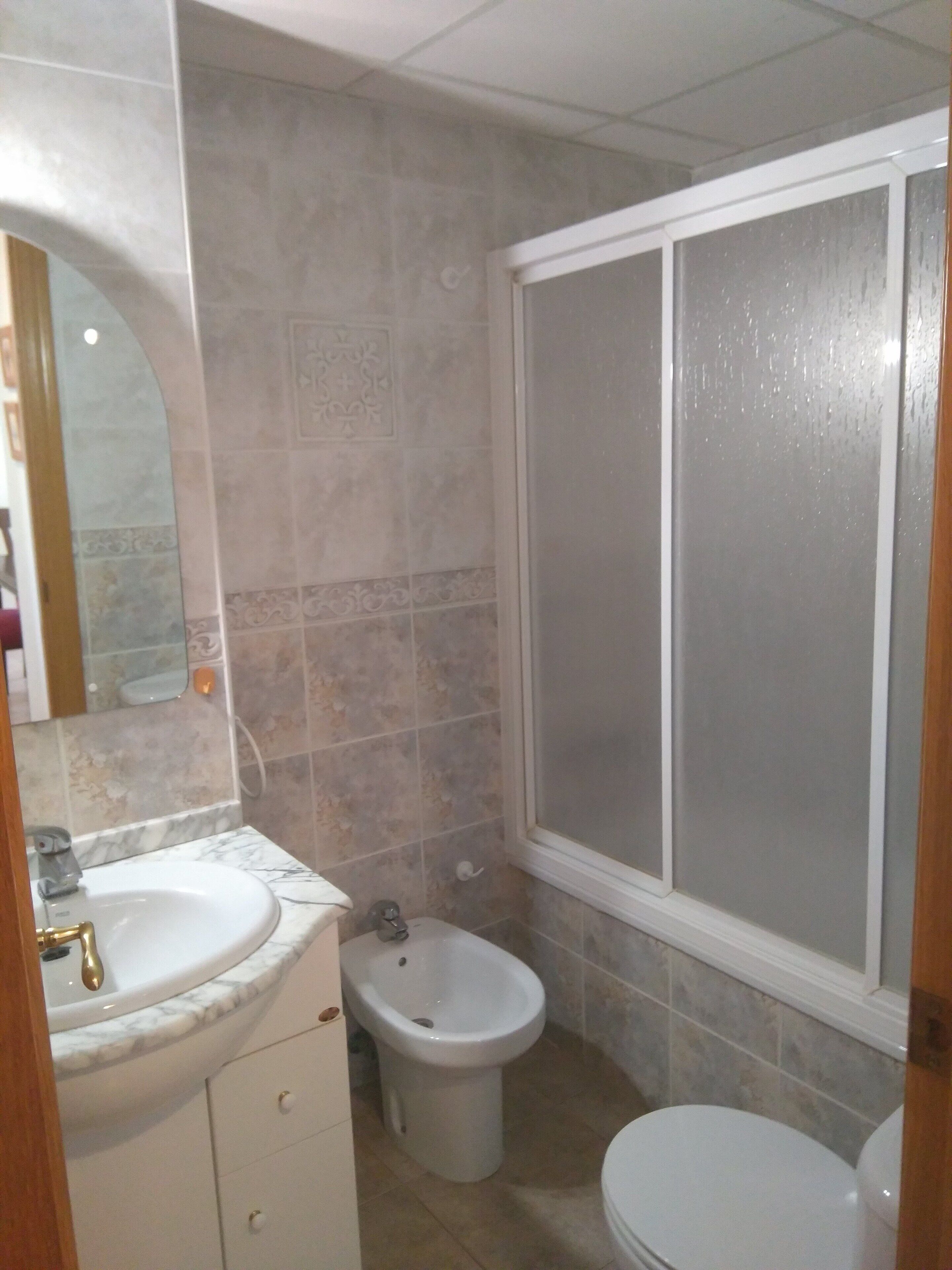 Ensemble douche/baignoire, sèche-cheveux, bidet, serviettes fournies