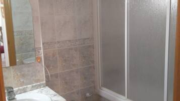 Ensemble douche/baignoire, sèche-cheveux, bidet, serviettes fournies