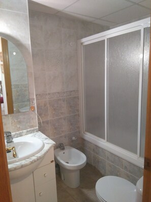 Duschwanne, Haartrockner, Bidet, Handtücher