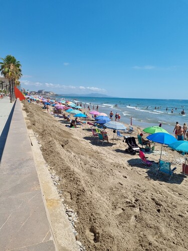 Beachfront apartment, 1st line. Semi-enclosed terrace, 2 rooms and parking