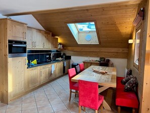 Réfrigérateur, four à micro-ondes, un four, surface de cuisson
