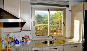 Frigorífico, microondas, horno y placa de cocina