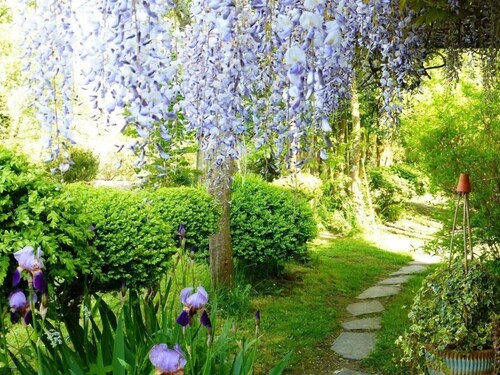 Gîte in a garden neer the see.