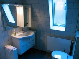 Herbergi með tvíbreiðu rúmi | Baðherbergi | Sturta, handklæði