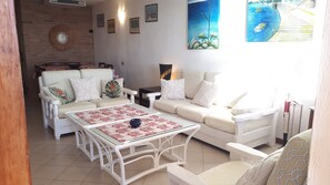 Televisión, reproductor de DVD, libros, estéreo