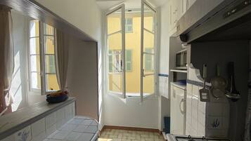 KĂŒhlschrank, Mikrowelle, Ofen, Herdplatte