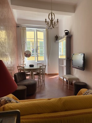 TV, books, stereo - Charming Provencale apartment in Old Nice (Nice)