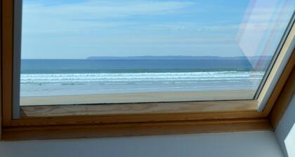 Duplex apartment with large terrace facing the sea