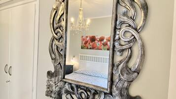 3 slaapkamers, een strijkplank/strijkijzer, reisbedje, gratis wifi