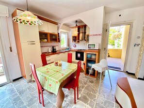 Frigorífico, microondas, horno y placa de cocina