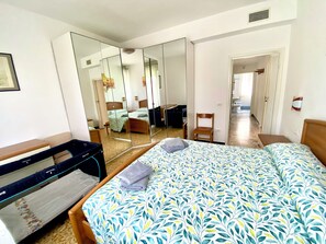 3 habitaciones, tabla de planchar con plancha y cuna de viaje 