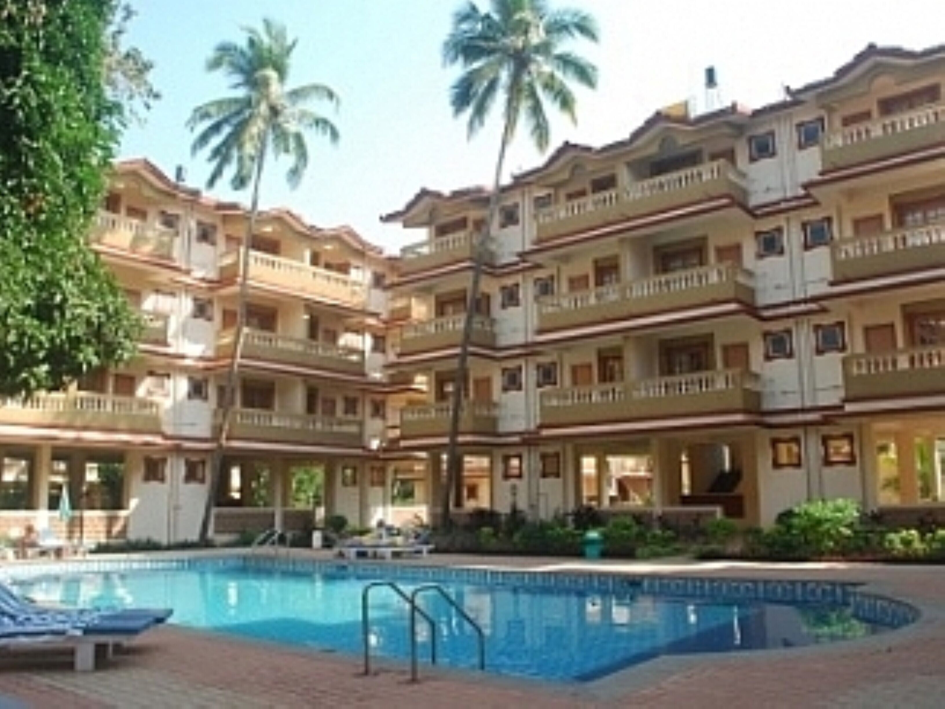 Spacious Apartments With Pool In Candolim 