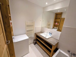 Een bad, een haardroger, handdoeken