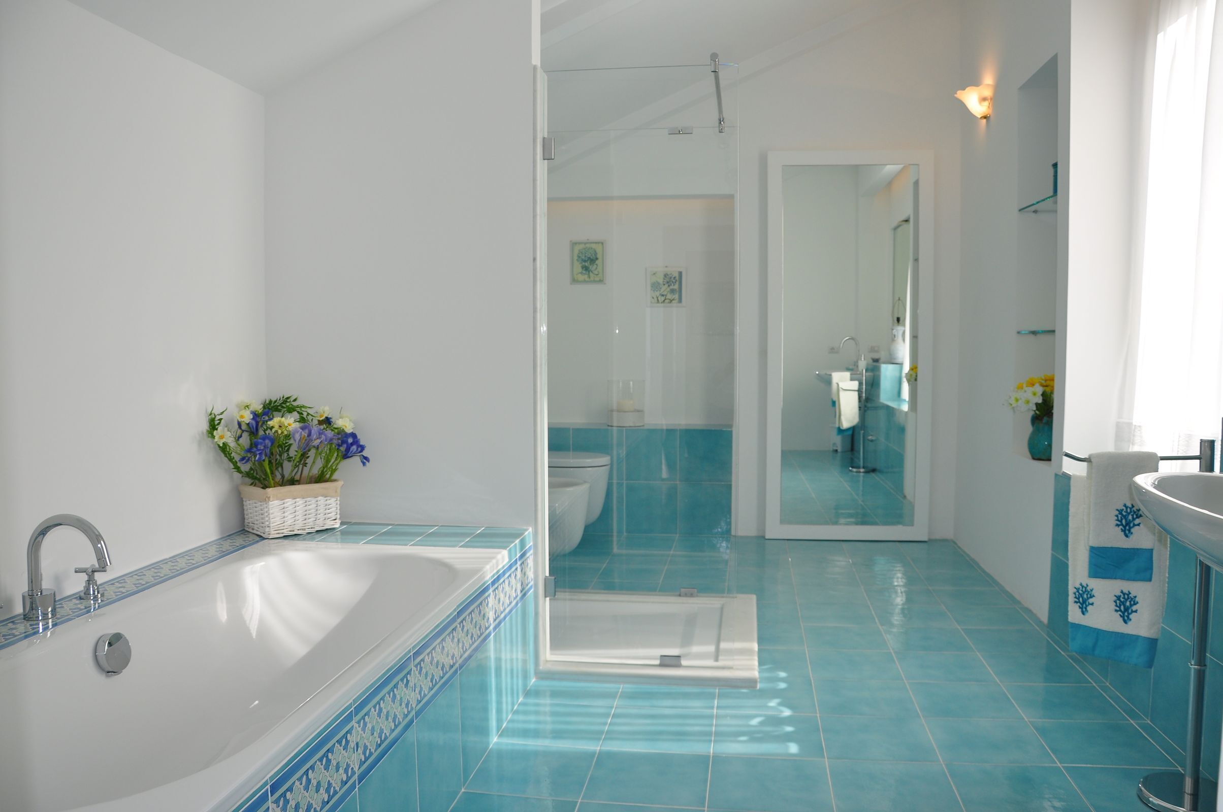 Badekar, hårtørrer, bidet, håndklæder