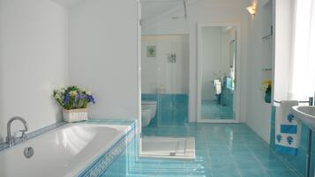 Badekar, hårtørrer, bidet, håndklæder