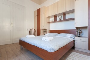 2 bedrooms, travel cot, free WiFi, bed sheets