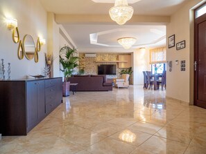 Téléviseur, lecteur de DVD, table de ping-pong, livres