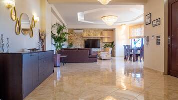 Fernseher, DVD-Player, Tischtennisplatte, Bücher