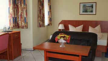 Double Room | In-room safe, desk, laptop workspace, blackout drapes