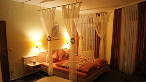 In-room safe, desk, laptop workspace, blackout drapes - Hotel Drei Rosen (Leinefelde-Worbis)