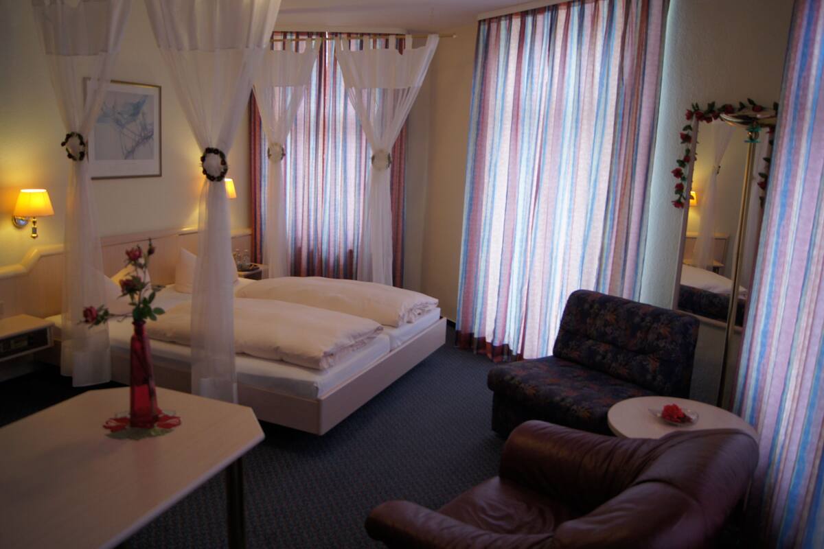 Doppelzimmer | Zimmersafe, Schreibtisch, laptopgeeigneter Arbeitsplatz