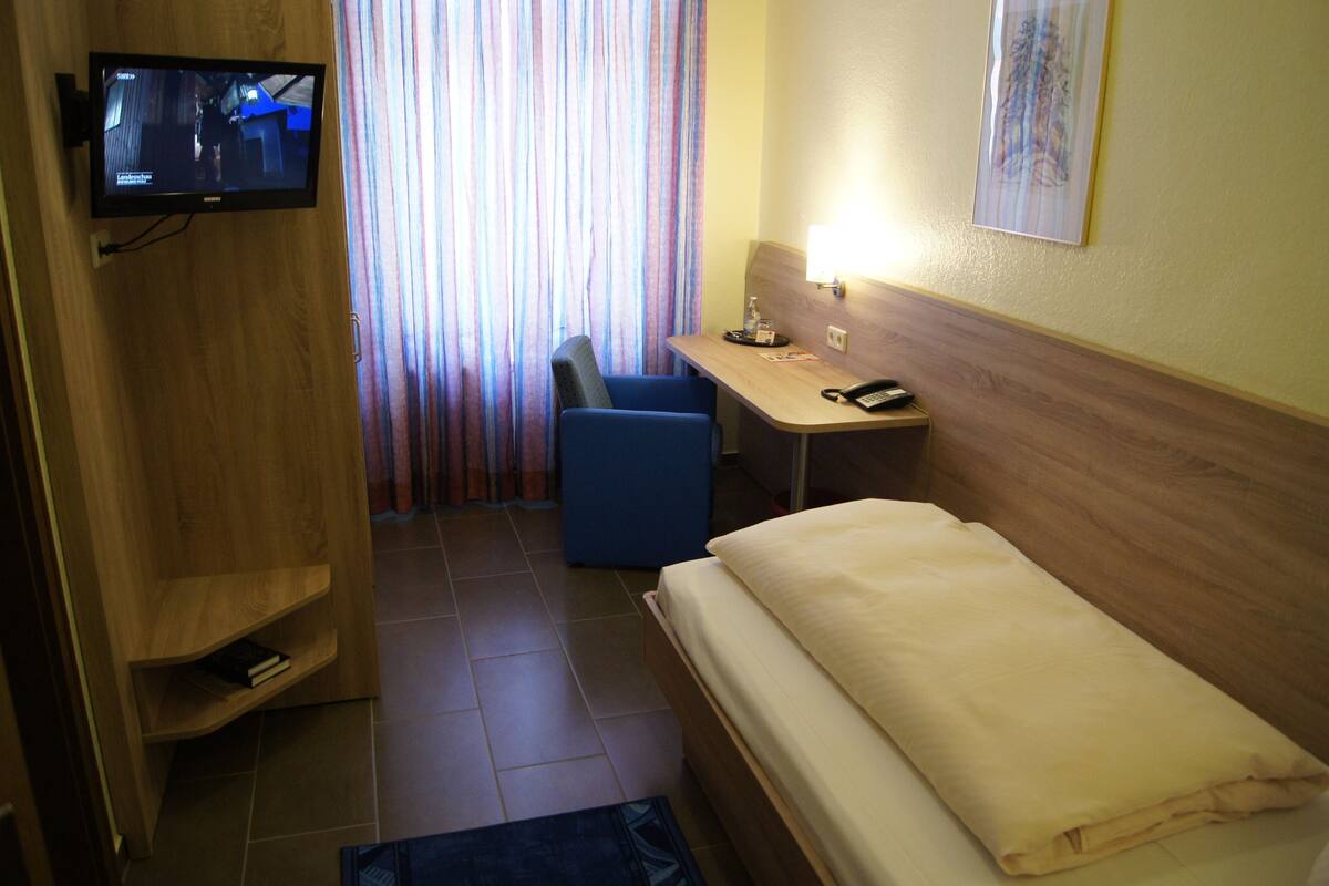 Single Room | In-room safe, desk, laptop workspace, blackout drapes