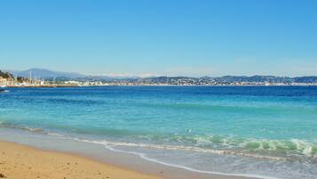 Una spiaggia nelle vicinanze