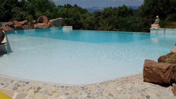 A clear blue pool surrounded by rocks and greenery. - The calm of the forest, just minutes from the sea (Fréjus)