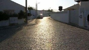 Eine Kopfsteinpflasterstraße mit Gebäuden an beiden Seiten.