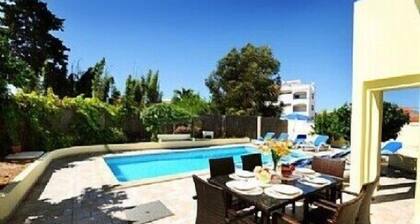 Villa Teresa, Beautiful Spacious 6 Bedroom Villa, Private Pool, Albufeira Town
