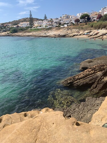 Classé 5 * par TripAdvisor (70 critiques), à 100 m de la plage, du wifi et de tous les sports / films du ciel