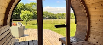 🌾Luxury Barn Escape with Sauna & Cold Plunge | Sleeps 8 | Near York 🧖♀️🦙🌳