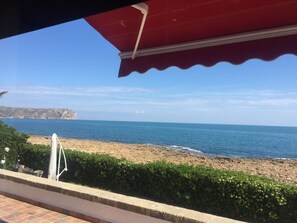 In Strandnähe, Liegestühle, Strandtücher