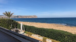 Playa en los alrededores, camastros y toallas de playa 